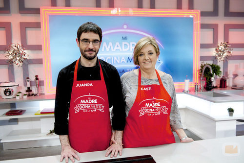 Juanra Bonet y su madre en 'Mi madre cocina mejor que la tuya'