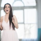 Ruth Lorenzo cantando en el videoclip de "Dancing in the rain"