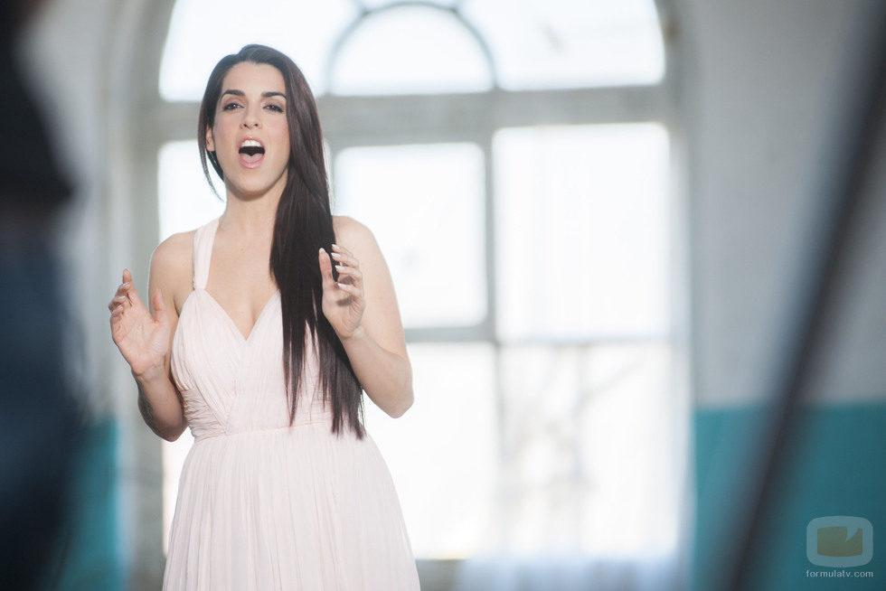Ruth Lorenzo cantando en el videoclip de "Dancing in the rain"