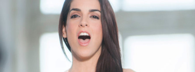 Ruth Lorenzo cantando en el videoclip de "Dancing in the rain