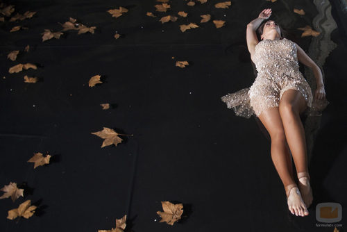 Ruth Lorenzo tumbada en el suelo en el videoclip de "Dancing in the rain"
