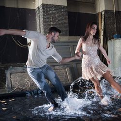 Ruth Lorenzo junto con el bailarín Giuseppe Di Bella en el videoclip de "Dancing in the rain"