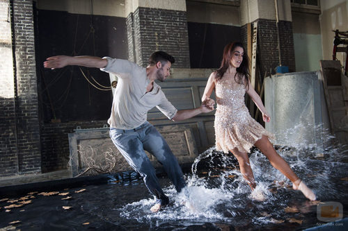 Ruth Lorenzo junto con el bailarín Giuseppe Di Bella en el videoclip de "Dancing in the rain"