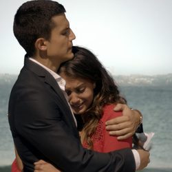 Álex González e Hiba Abouk abrazados en 'El Príncipe'