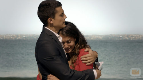 Álex González e Hiba Abouk abrazados en 'El Príncipe'
