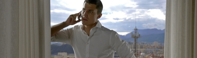 Javier Morey hablando por teléfono en 'El Príncipe'