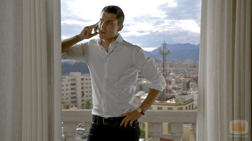 Javier Morey hablando por teléfono en 'El Príncipe'