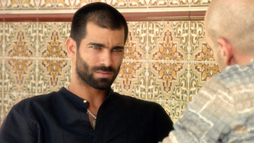 Faruq Ben Barek en el capítulo "En el filo de la navaja" de 'El Príncipe'