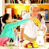 Paulino con sus nietas en 'Con el culo al aire'