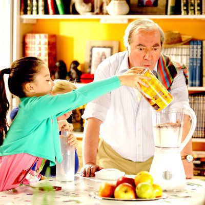 Paulino con sus nietas en 'Con el culo al aire'