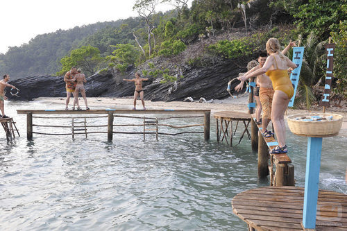 Bibiana Fernández intenta sobrepasar a Yong Li en la prueba de recompensa de 'Supervivientes 2014'