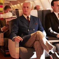 Roger Sterling y Don Draper (John Slattery y Jon Hamm) de 'Mad Men' sentados en un avión