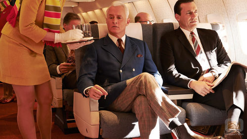 Roger Sterling y Don Draper (John Slattery y Jon Hamm) de 'Mad Men' sentados en un avión