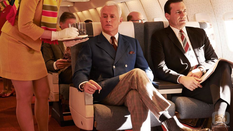 Roger Sterling y Don Draper (John Slattery y Jon Hamm) de 'Mad Men' sentados en un avión