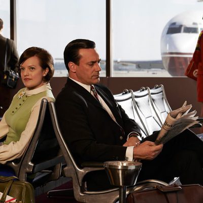 Peggy Olson y Don Draper (Elisabeth Moss y Jon Hamm) de 'Mad Men' esperan para embarcar