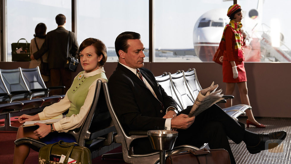 Peggy Olson y Don Draper (Elisabeth Moss y Jon Hamm) de 'Mad Men' esperan para embarcar