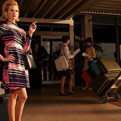Betty Francis (January Jones) de 'Mad Men' fumando a las puertas del aeropuerto