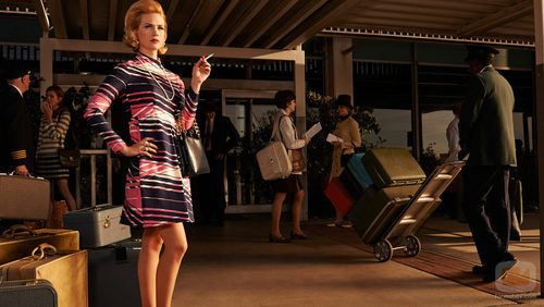 Betty Francis (January Jones) de 'Mad Men' fumando a las puertas del aeropuerto
