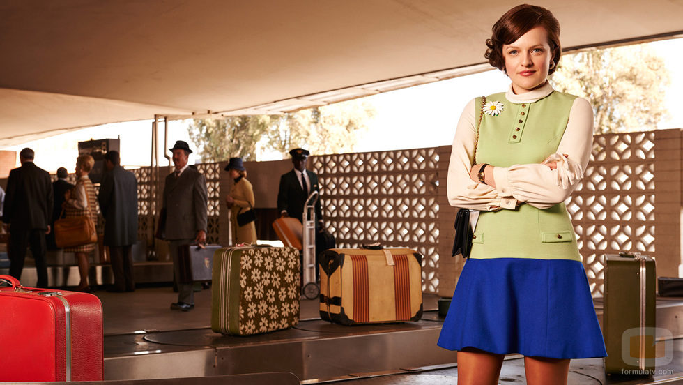 Peggy Olson (Elisabeth Moss) esperando para recoger su equipaje