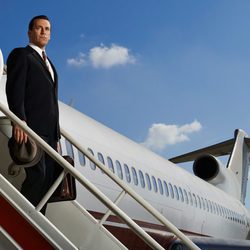 Don Draper (Jon Hamm), protagonista de 'Mad Men', desembarca del avión