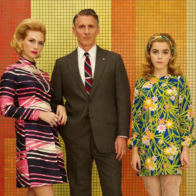 El matrimonio Francis (January Jones y Christopher Stanley) junto a Sally (Kiernan Shipka), hija de Don y Betty