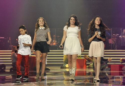Paula Rojo con los tres finalistas de 'La Voz Kids'