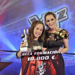 María Parrado y Malú posan con el premio de 'La Voz Kids'