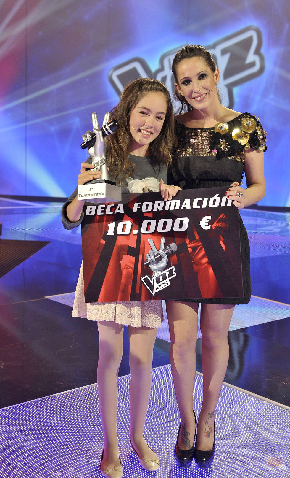 María Parrado y Malú posan con el premio de 'La Voz Kids'