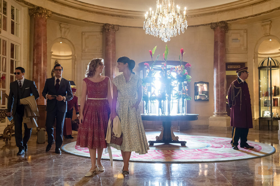 Rita y Ana en el capítulo "París" de 'Velvet'