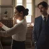 Mateo observa a doña Blanca en 'Velvet'