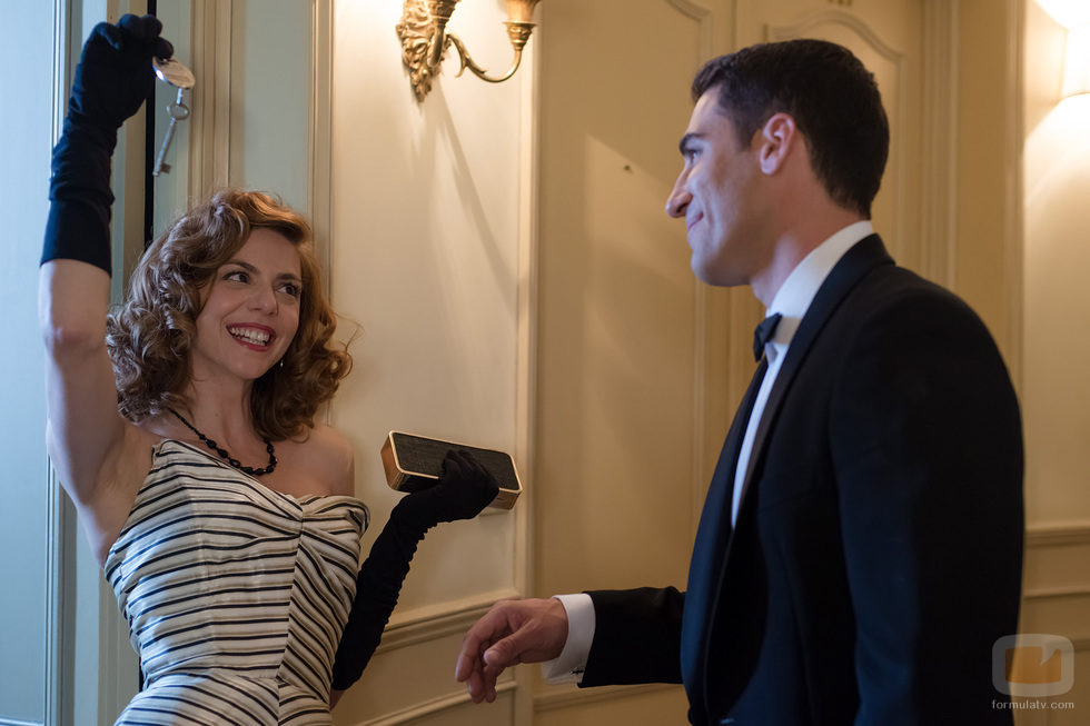 Pilar y Alberto en el capítulo "París" de 'Velvet'
