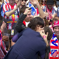 Eli y Jorge se besan en el Calderón en 'Con el culo al aire'