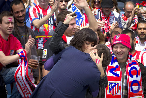 Eli y Jorge se besan en el Calderón en 'Con el culo al aire'