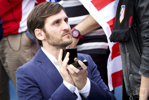 Jorge y el anillo que le ofrece a Eli en 'Con el culo al aire'