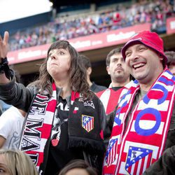 Eli y Chema viendo un partido de fútbol en el Vicente Calderón en 'Con el culo al aire'