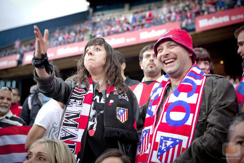Eli y Chema viendo un partido de fútbol en el Vicente Calderón en 'Con el culo al aire'