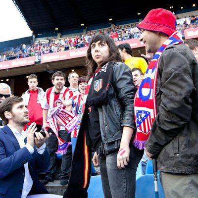 Jorge pidiéndole matrimonio a Eli en el Vicente Calderón en 'Con el culo al aire'