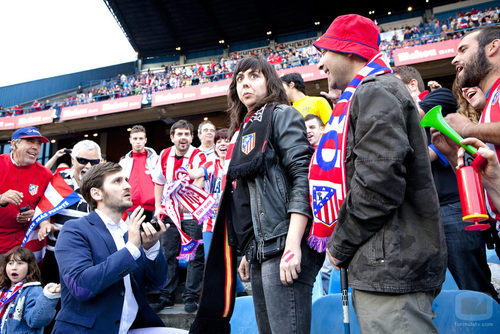 Jorge pidiéndole matrimonio a Eli en el Vicente Calderón en 'Con el culo al aire'