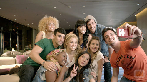 Shakira junto a los actores de 'Dreamland'
