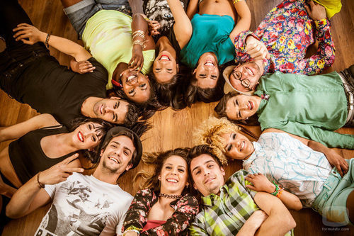 Los actores de 'Dreamland' sonrientes