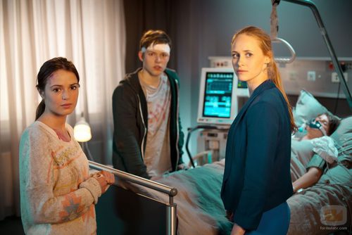 Inez Bjørg David junto a otros actores de 'Bienvenido al pueblo, doctora'