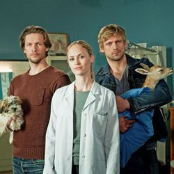 Inez Bjørg David, Bert Tischendorf y Steve Windolf posando para 'Bienvenida al pueblo, doctora'