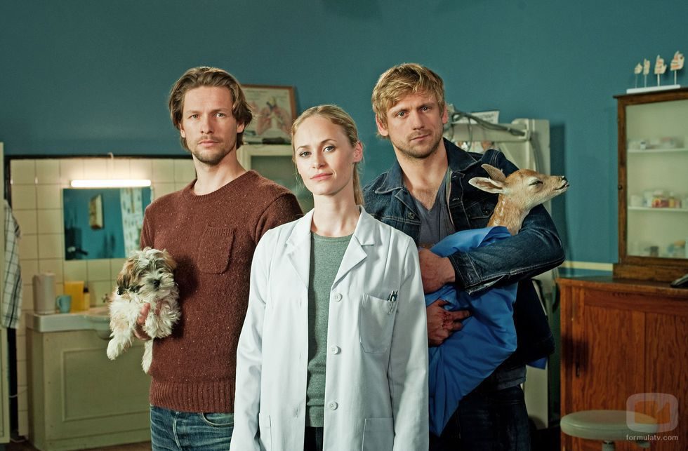 Inez Bjørg David, Bert Tischendorf y Steve Windolf posando para 'Bienvenida al pueblo, doctora'