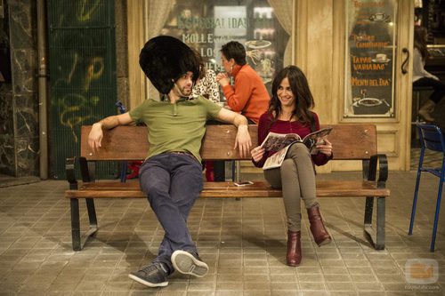 Simón mira a su hermana Paz