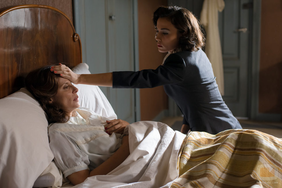 Carmen cuidando de doña Gloria en 'Velvet'