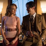 Mateo y Clara hablan apoyados en el escritorio en 'Velvet'