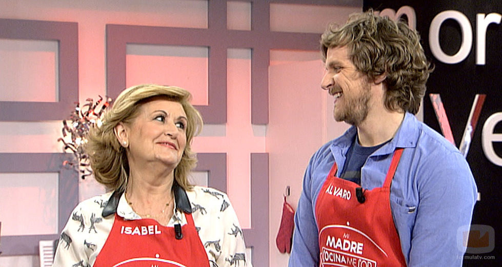 Álvaro de la Lama con su madre en 'Mi madre cocina mejor que la tuya'