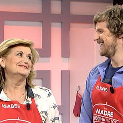 Álvaro de la Lama con su madre en 'Mi madre cocina mejor que la tuya'
