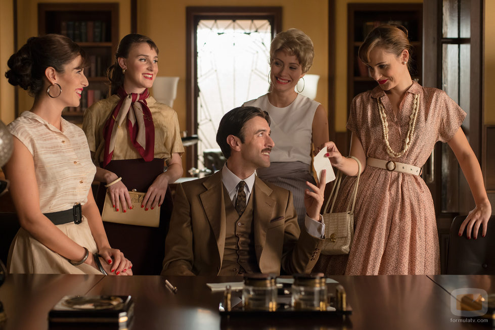 Javier Rey rodeado de mujeres en 'Velvet'