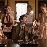 Javier Rey rodeado de mujeres en 'Velvet'